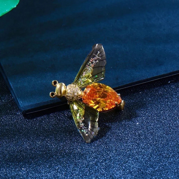 VQ Bee Brooch - Picture 2 of 6